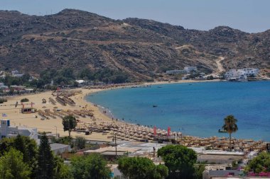 Ios siklades Yunanistan 'daki turkuaz sularıyla Mylopotas' ın inanılmaz kumlu plajının panoramik manzarası
