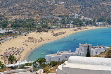 Ios siklades Yunanistan 'daki turkuaz sularıyla Mylopotas' ın inanılmaz kumlu plajının panoramik manzarası