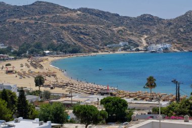 Ios siklades Yunanistan 'daki turkuaz sularıyla Mylopotas' ın inanılmaz kumlu plajının panoramik manzarası