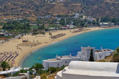 Ios siklades Yunanistan 'daki turkuaz sularıyla Mylopotas' ın inanılmaz kumlu plajının panoramik manzarası