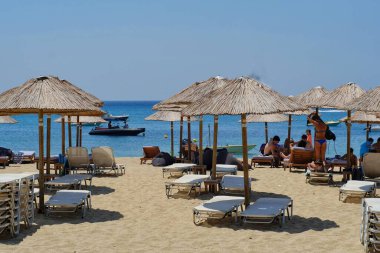 Ios, Yunanistan - 1 Ağustos 2019: Mylopotas 'ın kumlu plajının tadını çıkaran turistler Yunanistan' ı kaybettiler