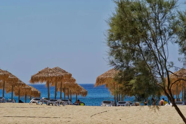 Ios Greece August 2019 Tourists Enjoying Sandy Beach Mylopotas Ios — Stock Photo, Image