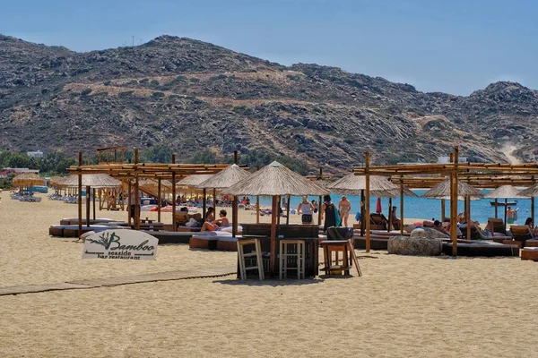 Иос Греция Августа 2019 Года Туристы Наслаждаются Песчаным Пляжем Mylopotas — стоковое фото