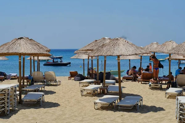 Ios Greece August 2019 Tourists Enjoying Sandy Beach Mylopotas Ios — Stock Photo, Image