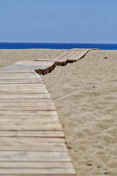 Ein Holzweg Führt Zum Berühmten Sandstrand Von Mylopotas Auf Ios — Stockfoto