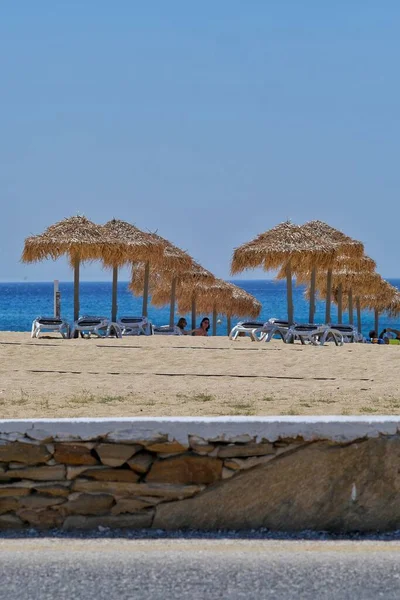 Ios Greece August 2019 Tourists Enjoying Sandy Beach Mylopotas Ios — Stock Photo, Image