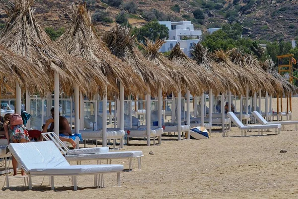 Ios Greece August 2019 Tourists Enjoying Sandy Beach Mylopotas Ios — Stock Photo, Image