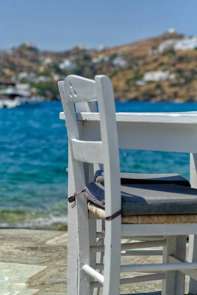 Tradizionale Sedia Legno Tavolo Fronte Alla Famosa Spiaggia Mylopotas Ios — Foto Stock