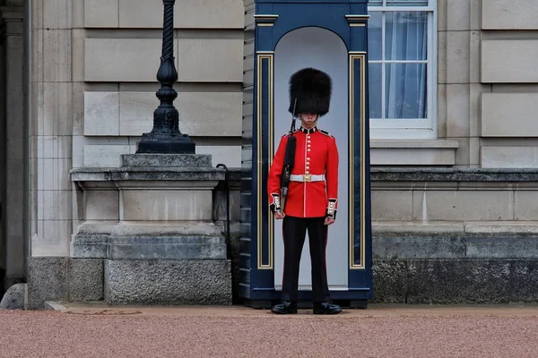 Londra, İngiltere - 21 Mayıs 2018 Buckingham Sarayı 'nın önünde duran kraliyet muhafızlarına yakın durun. 