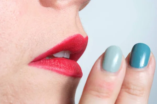 Primer Plano Labios Femeninos Rojos Hermosos Sensuales — Foto de Stock