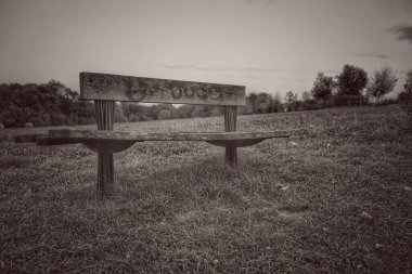 Parktaki ahşap bank siyah beyaz 