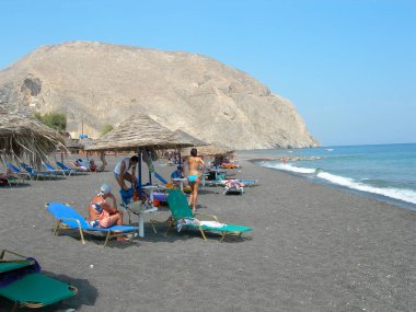 Ios, Yunanistan - 29 Temmuz 2011: Ios siklades Yunanistan 'daki güzel kumlu Mylopotas plajının manzarası 