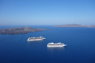 Santorini, Yunanistan - 30 Temmuz 2014: Santorini Yunanistan 'daki volkanın önündeki iki büyük yolcu gemisine bakın 