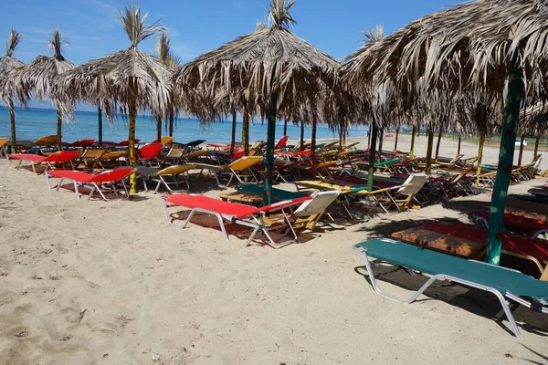 Strand Bár Chalkidiki Görögország Üres Napozóágyakkal Esernyők — Stock Fotó