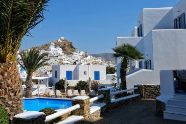 Yunanistan 'daki bir yüzme havuzundan Chora' nın panoramik manzarası