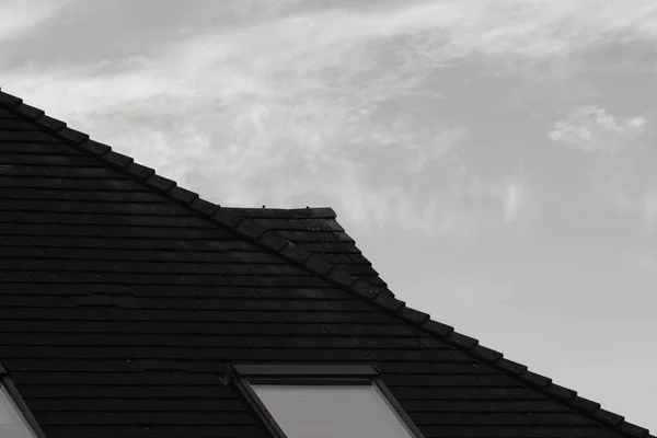 Część Dachu Płytkami Oknami Kilkoma Chmurami Niebie Czerni Bieli — Zdjęcie stockowe