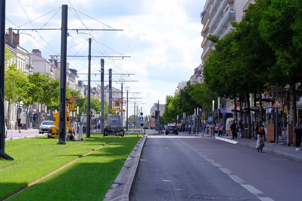 法国昂格尔斯 2020年8月14日 位于法国昂格尔斯市中心的一条有车的街道 人们走在人行道上 — 图库照片