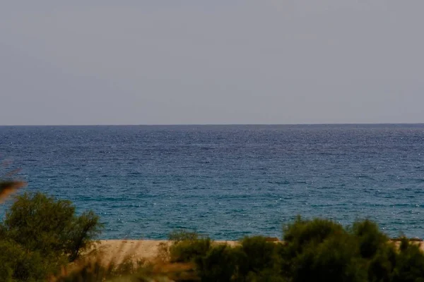 Mavi Gökyüzü Ile Deniz Manzarası — Stok fotoğraf