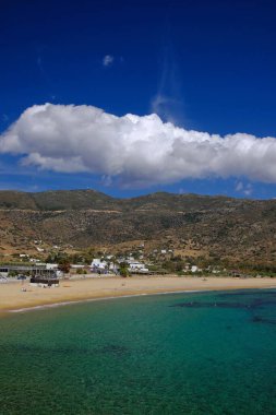 Ios siklades Yunanistan 'ın ünlü kumlu Mylopotas plajı