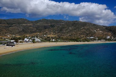 Ios siklades Yunanistan 'ın ünlü kumlu Mylopotas plajı