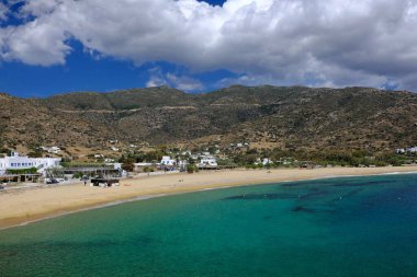 Ios 'taki Tripiti' nin çarpıcı kumlu ve turkuaz plajı.