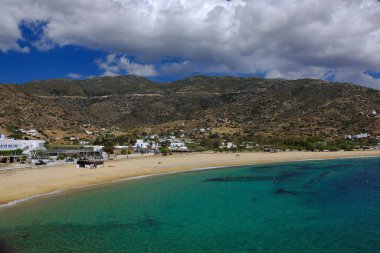 Ios 'taki Tripiti' nin çarpıcı kumlu ve turkuaz plajı.