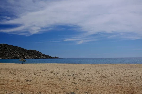 希腊爱荷斯州Mylopotas沙滩上的沙滩伞 — 图库照片