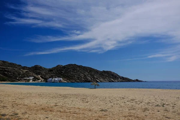 Ombrellone Sulla Spiaggia Sabbiosa Mylopotas Ios Cicladi Grecia — Foto Stock