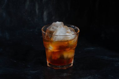 Bir bardak viski ve buz.