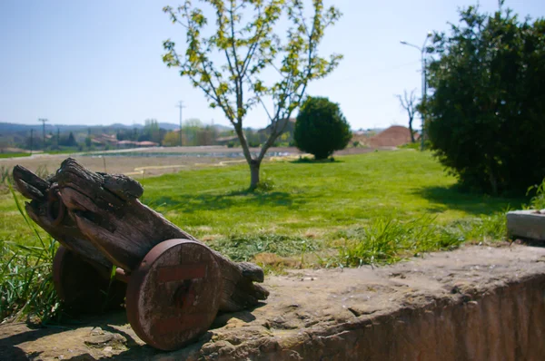 Vieja carretilla de madera en el jardín de la casa —  Fotos de Stock