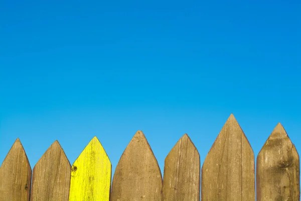 Gökyüzü arka plan üzerinde sarı tahtası ile çit