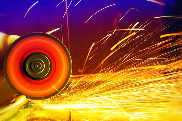 Daire testere kıvılcım. Metal testere yakın çekim.