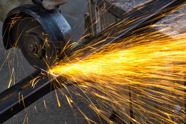 Daire testere kıvılcım. Metal testere yakın çekim.