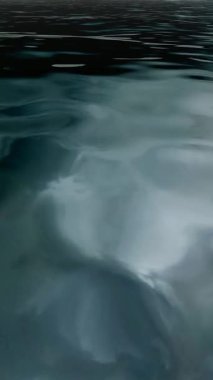 Durgun Dalgalar ve Zayıf Bulut Yansımaları ile Korkunç Karanlık Göl, Ay Işığı ve Premium Dinginliği ile Geliştirilmiş Zarif Korku Atmosferi