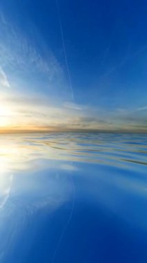 Sakin Dalgalar ve Aynaya Benzeyen Bulut Yansıması Özgün Özgeçmişler İçin Özel Doğal Güzellik