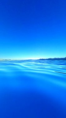 Elit Deniz ve Gökyüzü Görünümü Pastel Yansımalar ve Yumuşak Işık Geçişleri, Sakin Uyumun Zarif Doğa Arkaplanı