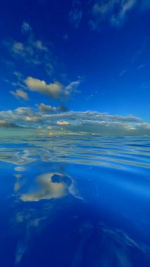 Yumuşak Mavi Tonlar ve Yüzen Bulut Yansımaları ile Tam Dönüşümlü Deniz ve Gökyüzü Görünümü Özel Özgeçmiş İçin Özel Doğal Ambiyans