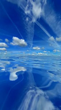 Açık Ufuk ve Yumuşak Yansımalar Üzerine Tam Dönüşümlü Deniz ve Gökyüzü Görünümü Premium Arkaplan Görüntüsü İçin Eşsiz Doğa Anı Tasarlandı