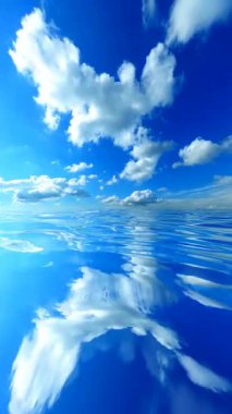 Sakin Dalgalar ve Parlak Gökyüzü tarafından Çerçevelenmiş Deniz ve Gökyüzü Görünümü, Premium Arkaplan Yaratımı için Özel Doğa Yansıması