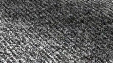 Çapraz dokuma ve halı benzeri yüzeyi olan gri kumaş dalgaları.