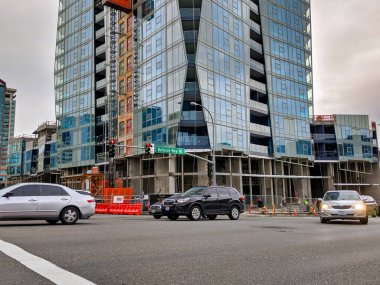 Bellevue, WA / USA - Aralık 2019: İnşaat çalışmaları Bellevue Yolu ve NE 2. Cadde 'nin köşesinde, şehir merkezinde, Safeway marketi ve yerel parkın yakınında gerçekleşiyor.