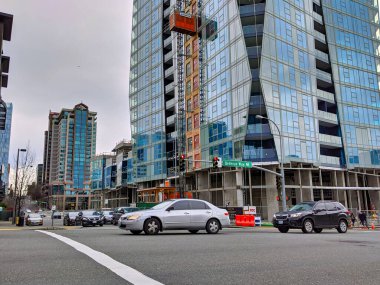 Bellevue, WA / USA - Aralık 2019: Turuncu inşaat asansörü Bellevue Yolu ve NE 2. Cadde 'nin üst katındaki işe devam etmek için bir gökdelen ofis binasına çıkıyor..