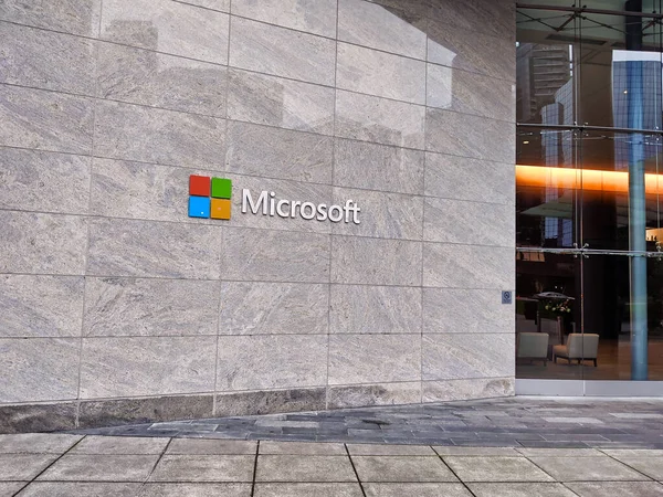 Bellevue, WA / USA - Aralık 2019: Bellevue, WA şehir merkezindeki Microsoft kampüs binasının dış görünüşü.