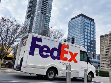 Bellevue, WA / USA - Aralık 2019: Bellevue şehir merkezinde kaldırım kenarına park edilmiş boş bir FedEx posta kamyonunun sokak görüntüsü.