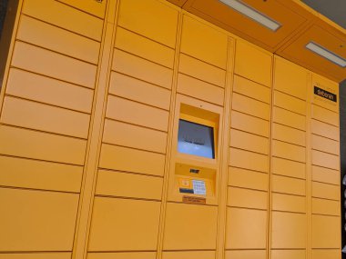 Kirkland, WA / USA - Mayıs 2020: Bir marketin dışındaki parlak sarı Amazon paket dolaplarının sokak manzarası.