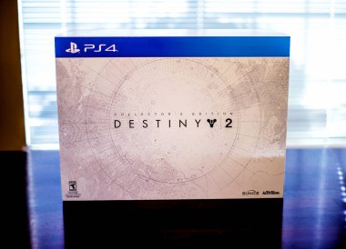 Seattle, WA / USA - 25 Ekim 2019: Destiny 2 Collector 's Edition büyük kutulu video oyunu seti.