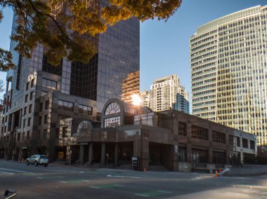 Bellevue, WA / USA - 27 Ekim 2019: Bellevue, WA 'da sakin bir öğleden sonra trafik ve binaların sokak manzarası.