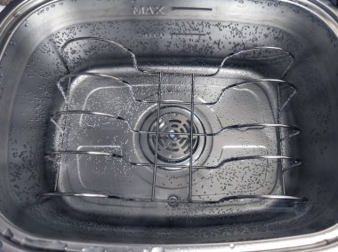 Su havzasını kapatın. Kablo askısı içinde ve suyla dolu.