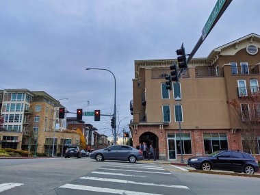 Kirkland, WA / USA - Kasım 2019: Kirkland Bulvarı ve şehir merkezindeki 3. Cadde kavşağından geçen araba ve otobüs trafiği bulutlu bir günde öğle yemeği saatinde.