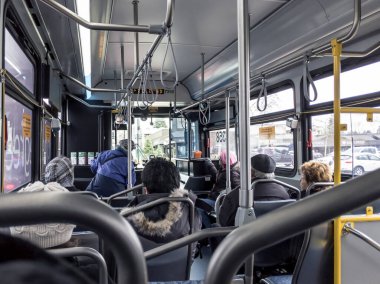 Bellevue, WA / USA - Ocak 2020: Yolcularla dolu King County Metro otobüsünün içi.